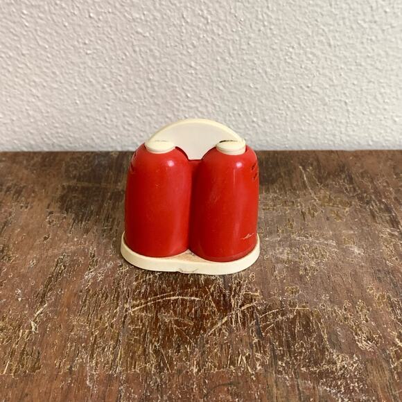 Vintage Red White Plastic All-in-One Salt & Pepper shakers MCM Made in USA - Picture 1 of 7